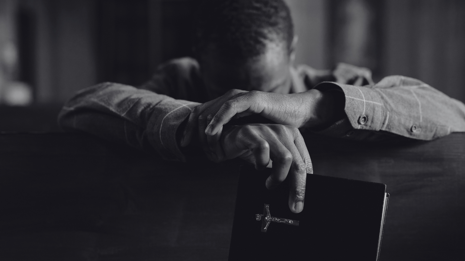 Mulher cristã em oração com mãos postas — clamor e intercessão