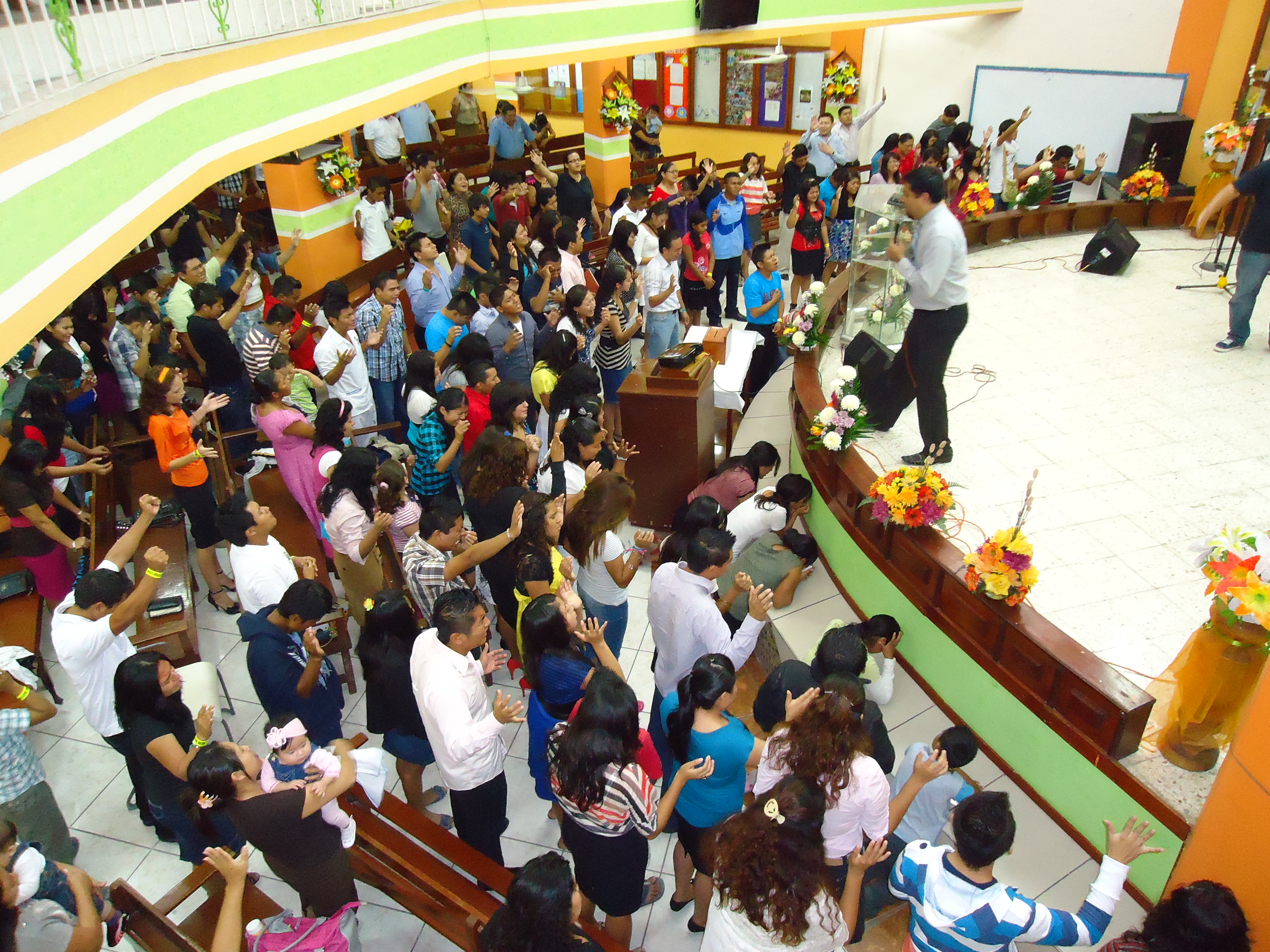 Mãos levantadas — louvor