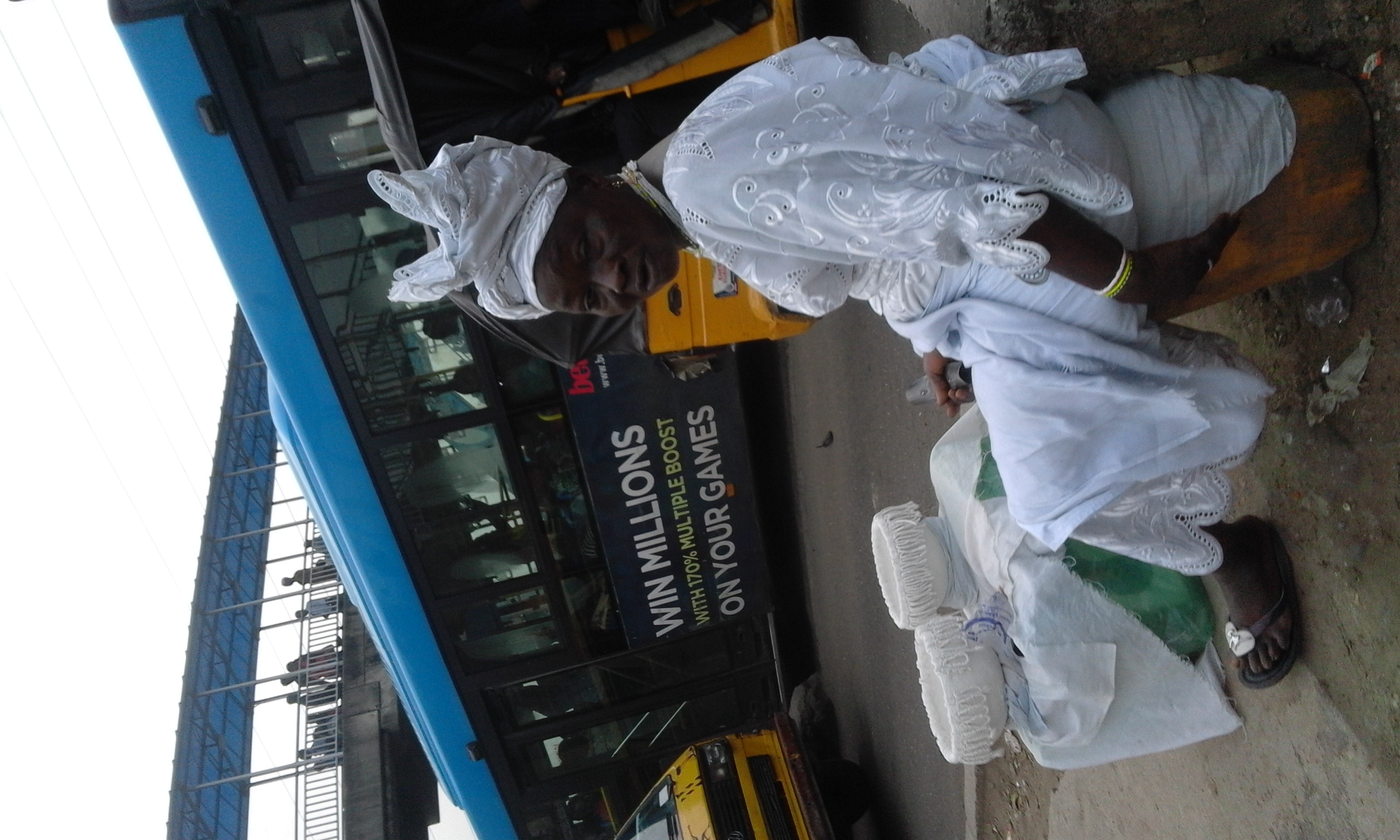 Mãos orando em círculo — momento de oração