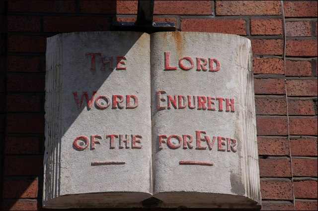 Bíblia e mãos — estudo devocional